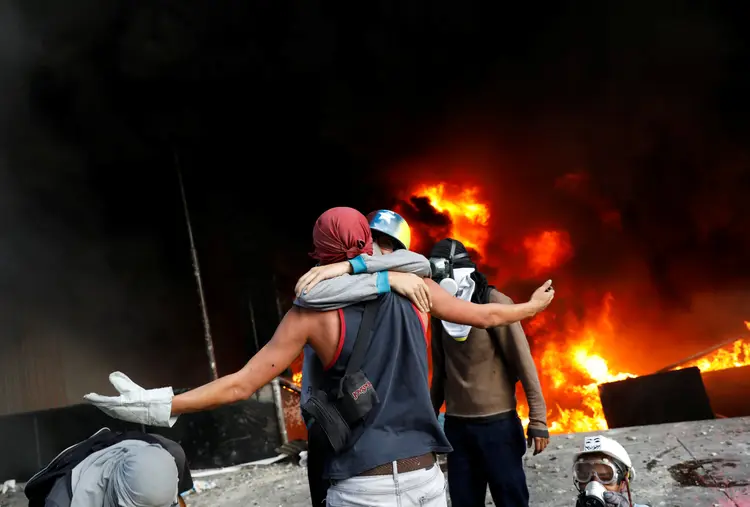 Incêndio: grupos de encapuzados atiraram pedras e coquetéis molotov contra o prédio (Carlos Garcia Rawlins/Reuters)