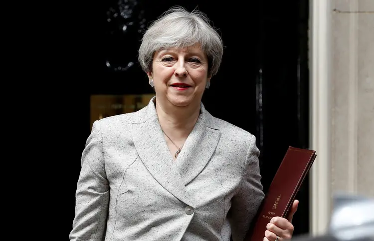 Theresa May: ela se reuniu com a líder do DUP, Arlene Foster, durante mais de uma hora em Downing Street (Phil Noble/Reuters)
