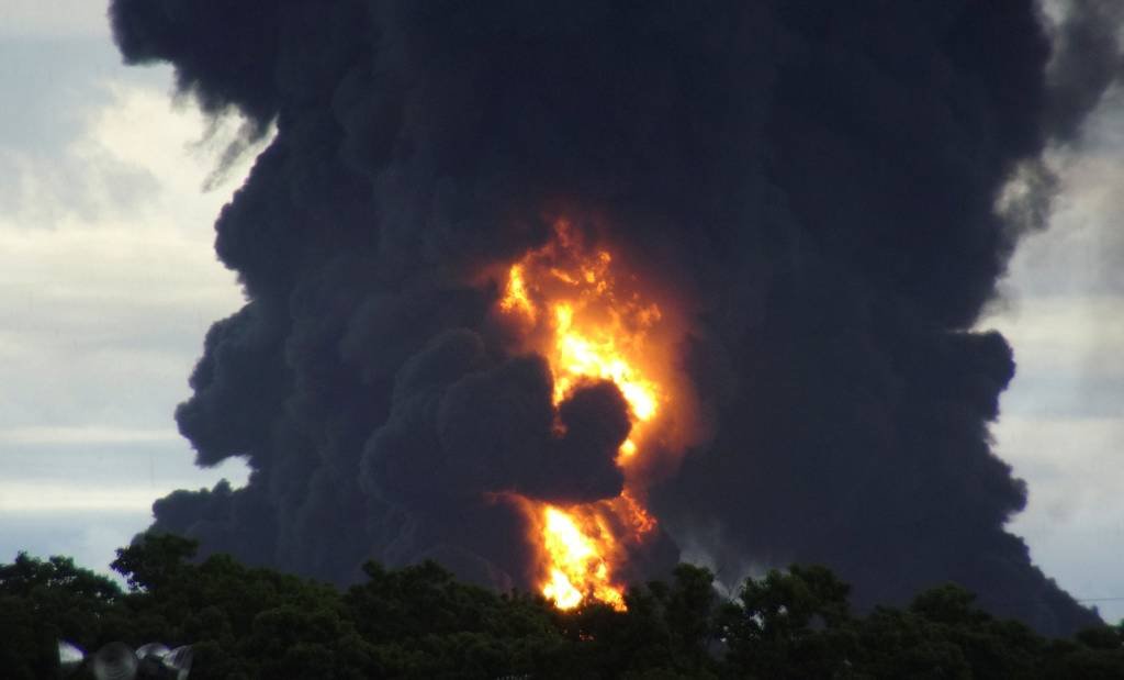 Incêndio na maior refinaria mexicana deixa nove feridos