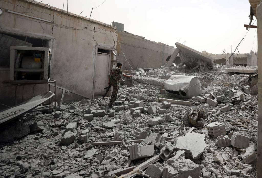 EI usa carros-bomba e morteiro para conter avanço em Raqa