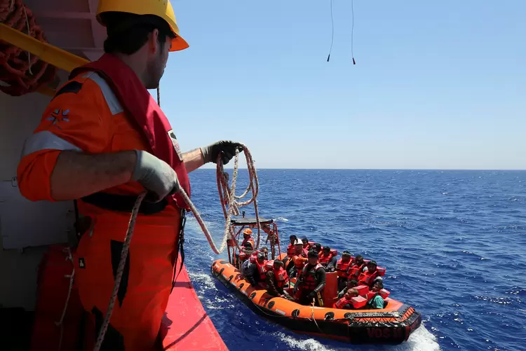Além dos 41 refugiados resgatados, a ONG também resgatou os corpos de 12 pessoas que não sobreviveram ao naufrágio da lancha que os levava rumo à Europa (Stefano Rellandini/Reuters)