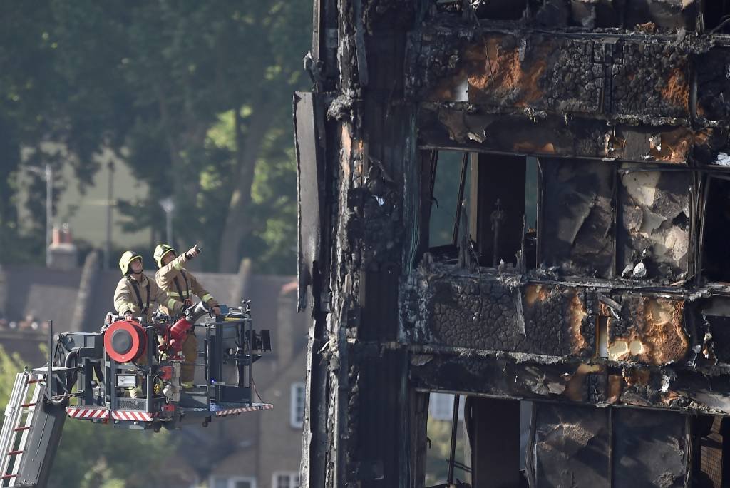 Após incêndio em Londres, 24 pessoas seguem internadas