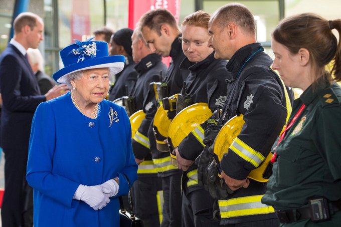 Rainha visita voluntários que combateram incêndio em Londres