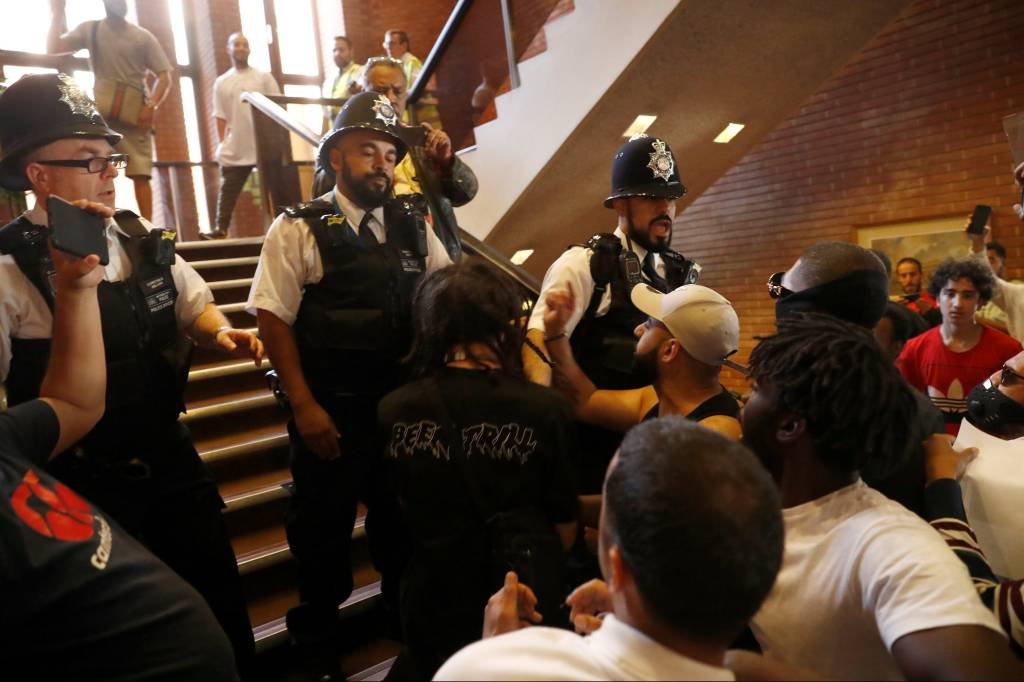 Manifestantes invadem câmara em protesto por incêndio em Londres