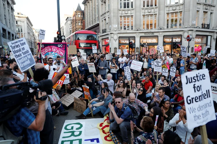 Protesto: "May tem que sair", "Justiça para Grenfell" e "Sangue em suas mãos" foram algumas das mensagens (REUTERS/Stefan Wermuth/Reuters)