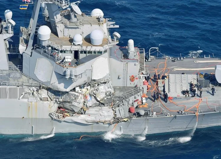 Destróier norte-americano: Navio militar ficou danificado após colisão no Japão (Kyodo/Reuters)