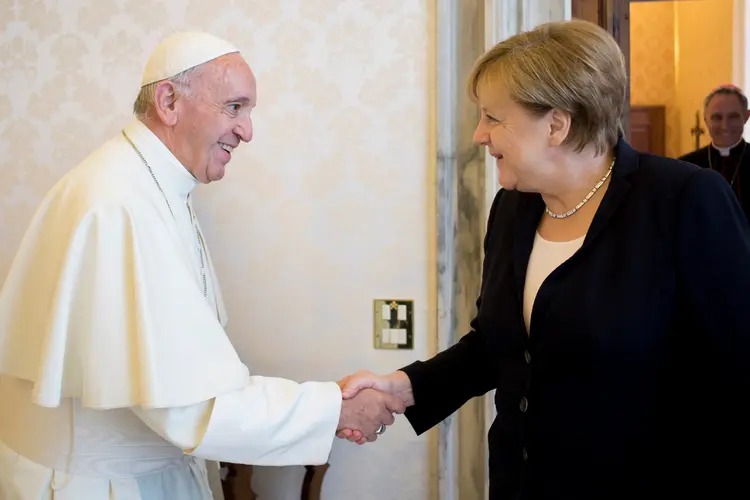 Papa Francisco e Angela Merkel: Encontro aconteceu neste sábado, no Vaticano (Osservatore Romano/Reuters)