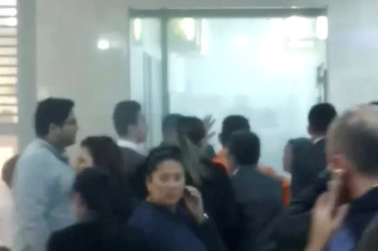 Pessoas dentro de shopping center após a explosão de um banheiro, em Bogotá, na Colômbia  (Juan Dario via Reuters/Reuters)