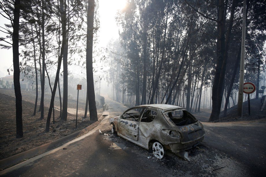 Carro queimado em estrada na região central do país, perto de Coimbra.