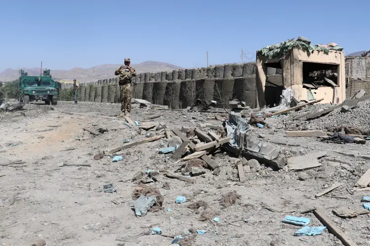 Policiais inspecionam sede da polícia após ataque suicida no Afeganistão (REUTERS/Samiullah Peiwand/Reuters)