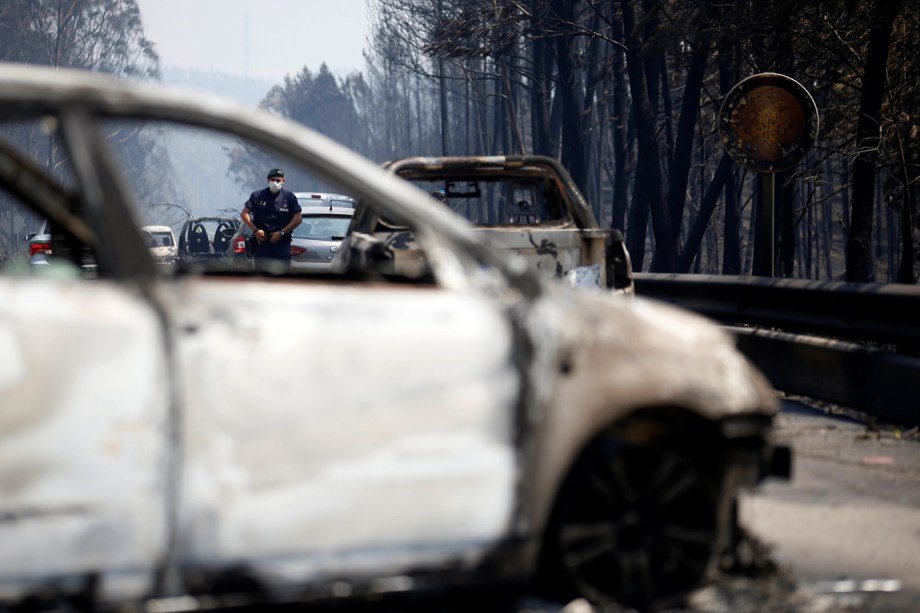 Incêndio: fila de carros queimados em estrada na região central de Portugal