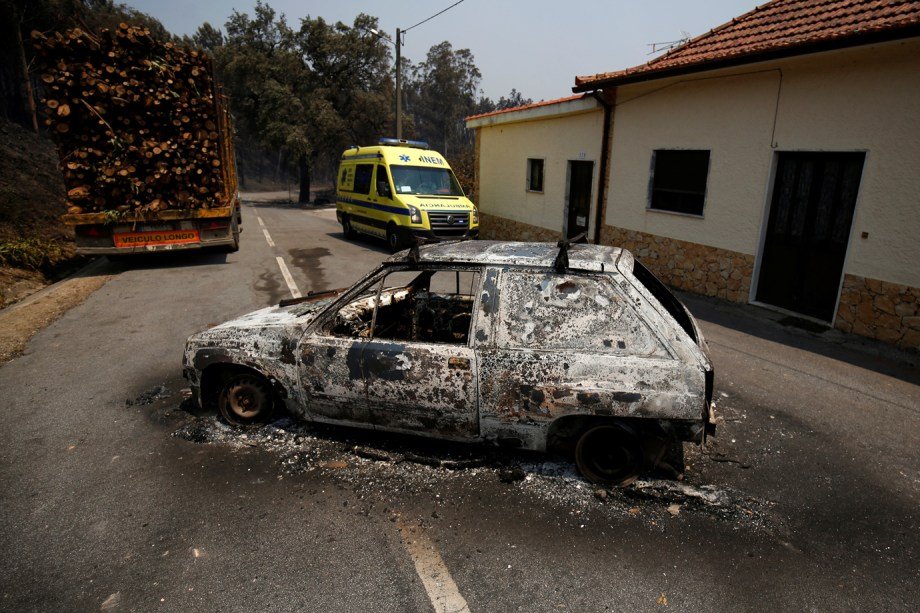 Carro queimado: ambulância passa por <span>Figueiro dos Vinhos, região atingida pelo incêndio</span>
