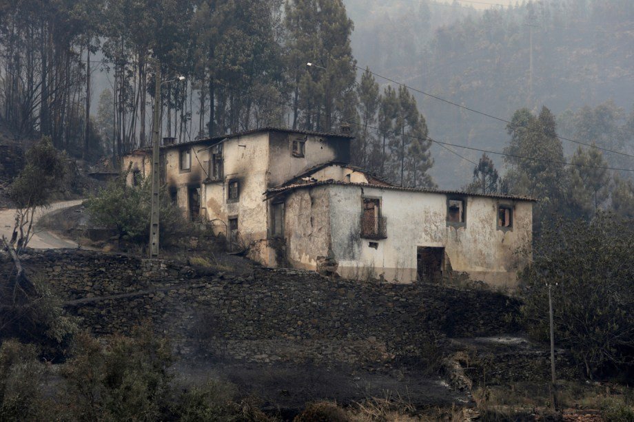 Casa queimada: propriedade é vista na região de Pedrogão Grande, no centro do país