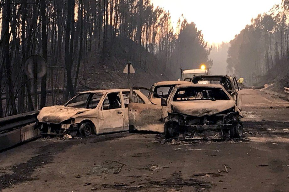 Carros queimados na estrada: raio pode ter sido causa do incêndio