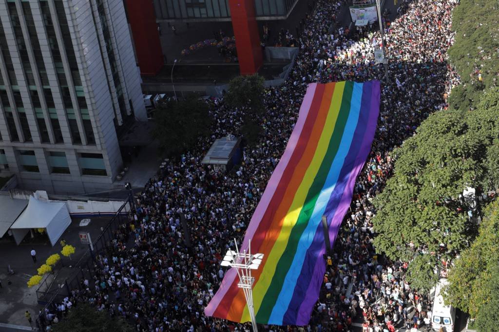 Mais política, Parada do Orgulho LGBT lota a Paulista. Veja fotos