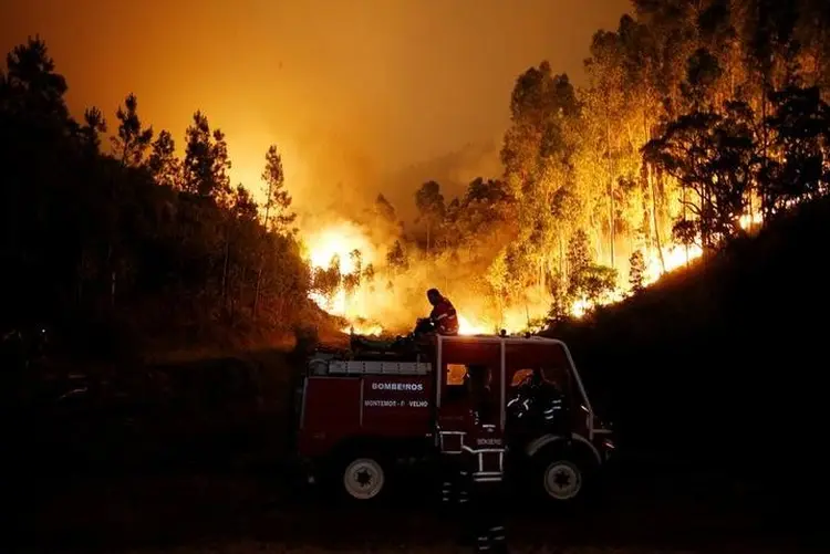 Incêndio: os bombeiros conseguiram controlar o último foco das chamas ontem (Rafael Marchante/Reuters)