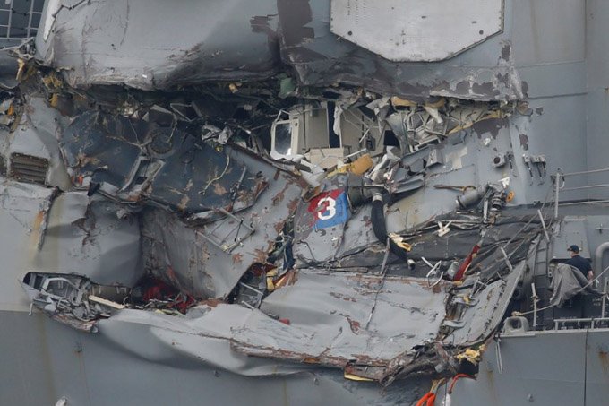 Marinha dos EUA confirma morte de 7 militares após colisão