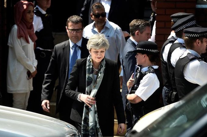 Premiê May visita mesquita de Londres e diz que ataque é doentio