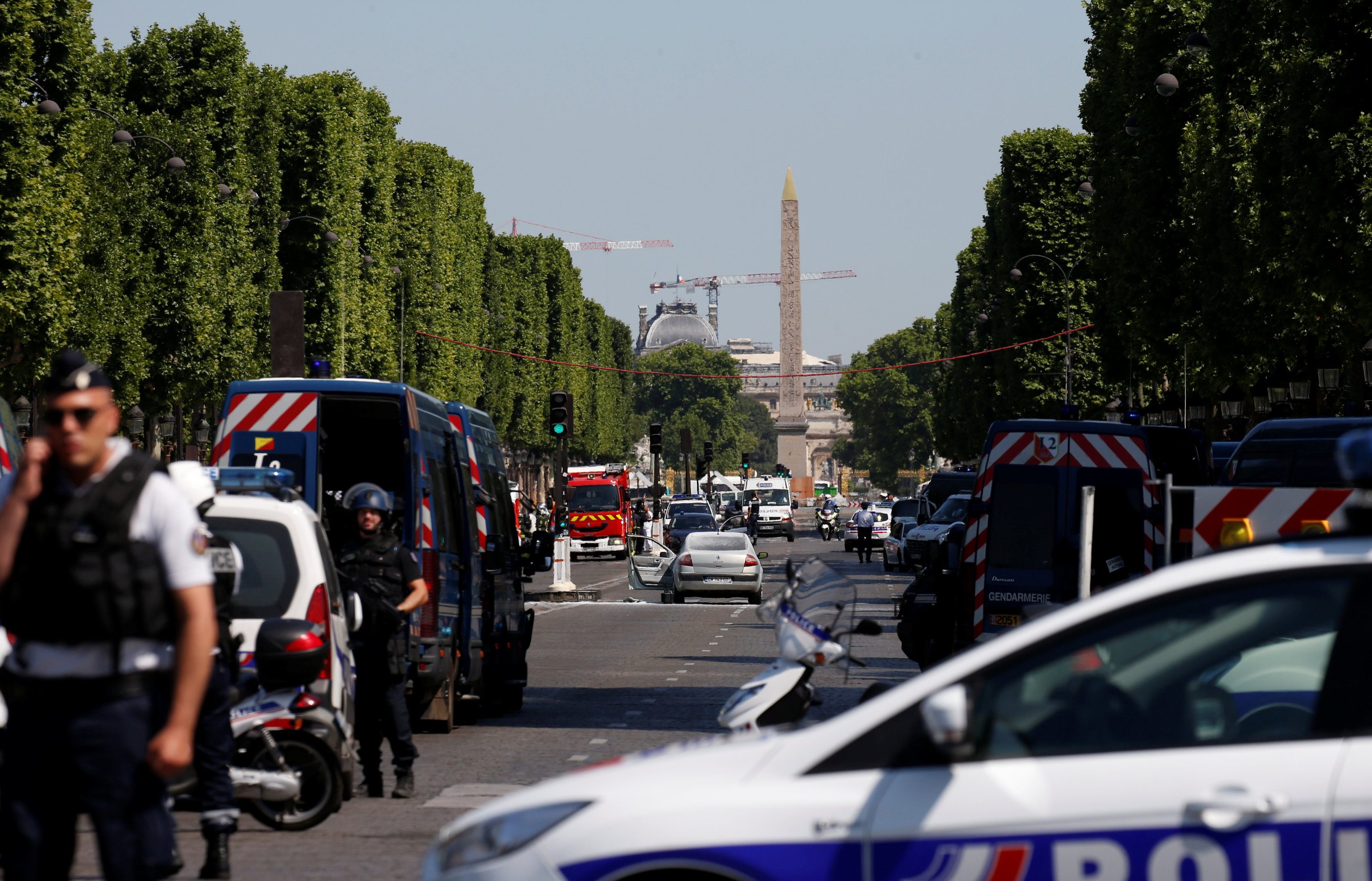 Veículo atinge furgão da polícia em avenida de Paris