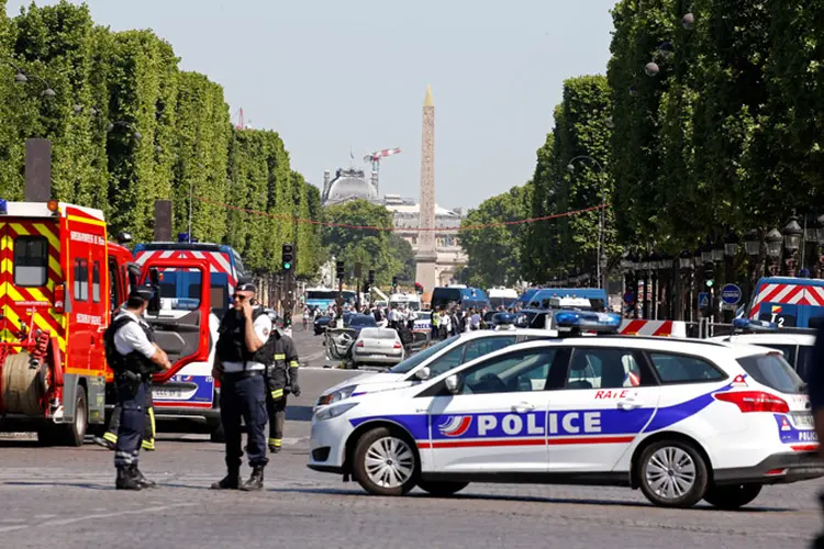 Testemunhas viram autoridades colocando um cordão de segurança em uma área perto da avenida e isolando o Palácio do Eliseu, sede da Presidência francesa (Gonzalo Fuentes/Reuters)