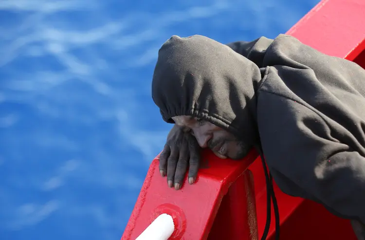 Imigrantes descansa após ser resgatado de naufrágio no mar Mediterrâneo, dia 19/06/2017 (Stefano Rellandini/Reuters)