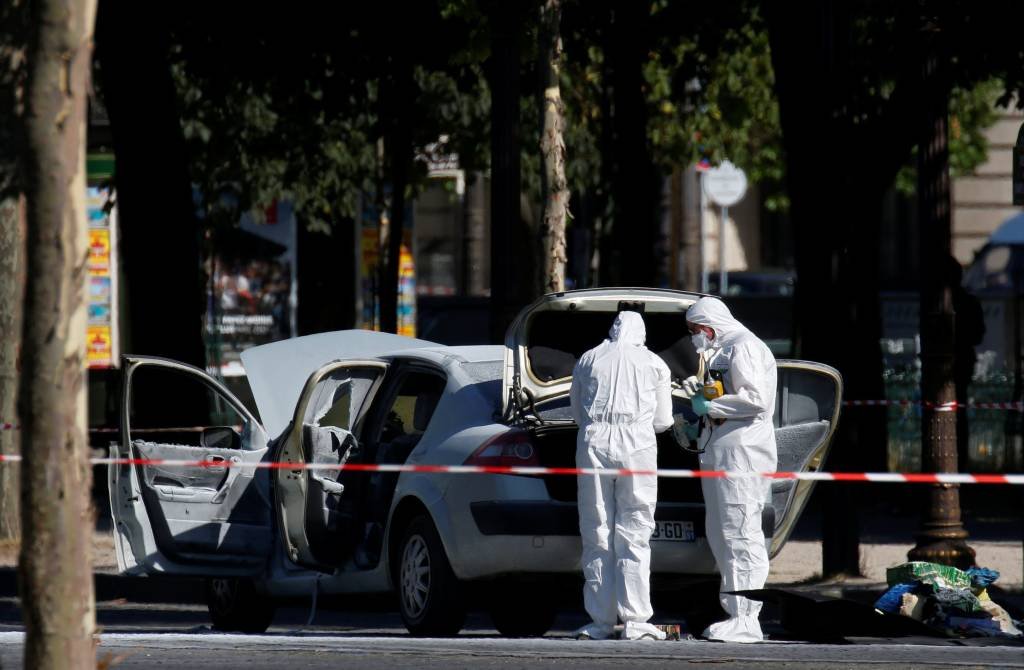Motorista morreu após colidir com veículo policial em Paris