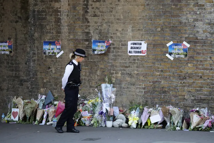 Atropelamento em Londres: suspeito, pai de quatro filhos, foi detido por diversas pessoas que estavam no local e levado pela polícia (Kevin Coombs/Reuters)