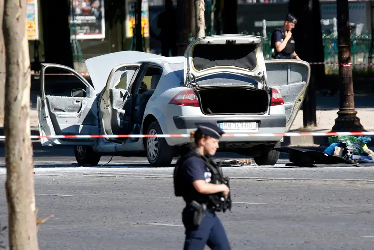 Ataque: o indivíduo tinha permissão de porte de armas, apesar de ter sido fichado por suas afinidades islamistas (Charles Platiau/Reuters)