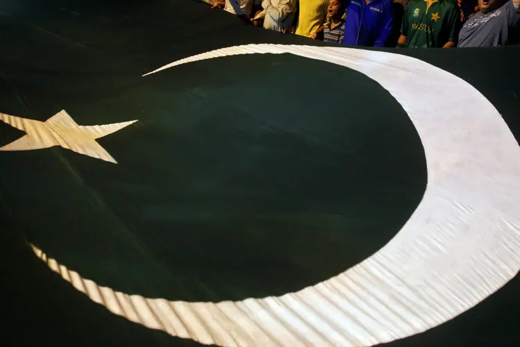 Bandeira do Paquistão: "Seis crianças, entre seis e 12 anos, todos meninos, morreram pela explosão" (Akhtar Soomro/Reuters)