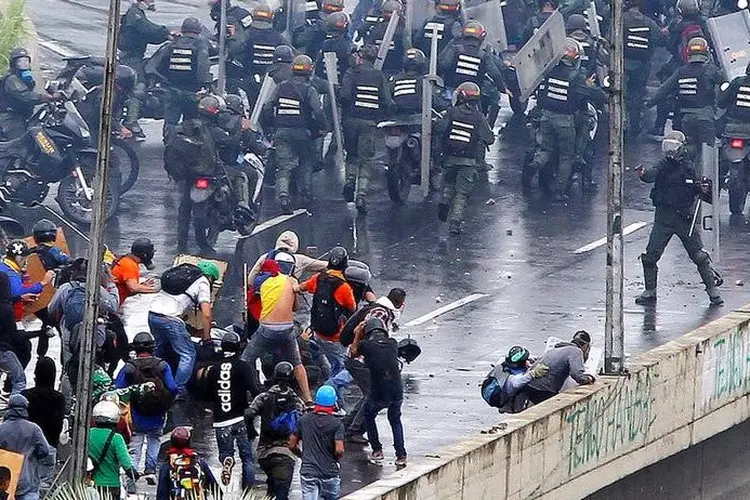Venezuela: a morte do adolescente coloca em dúvida a declaração de que os militares não utilizam armas letais para conter os protestos (Christian Veron/Reuters)