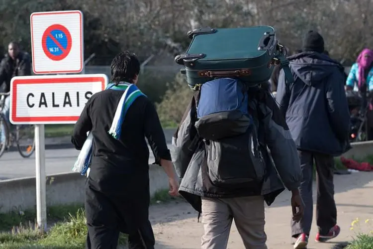 Imigrantes se agrupam na beira de estradas ou ao longo da linha ferroviária que passa pelo Eurotúnel, que liga o Reino Unido à França (Philippe Wojazer/Reuters)