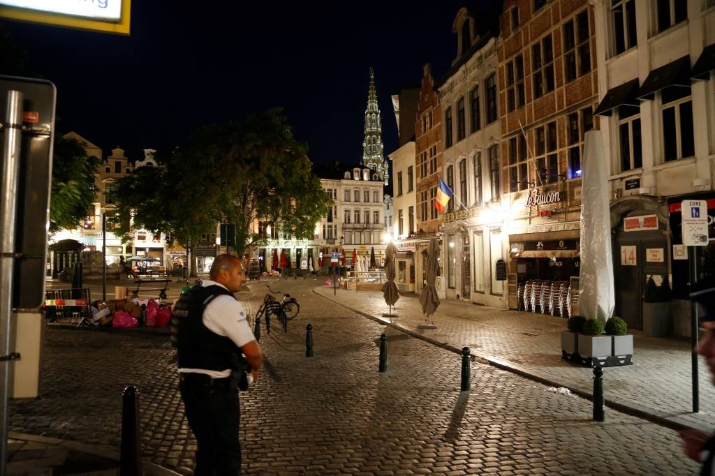 Polícia procura 2 indivíduos foragidos após explosão em Bruxelas