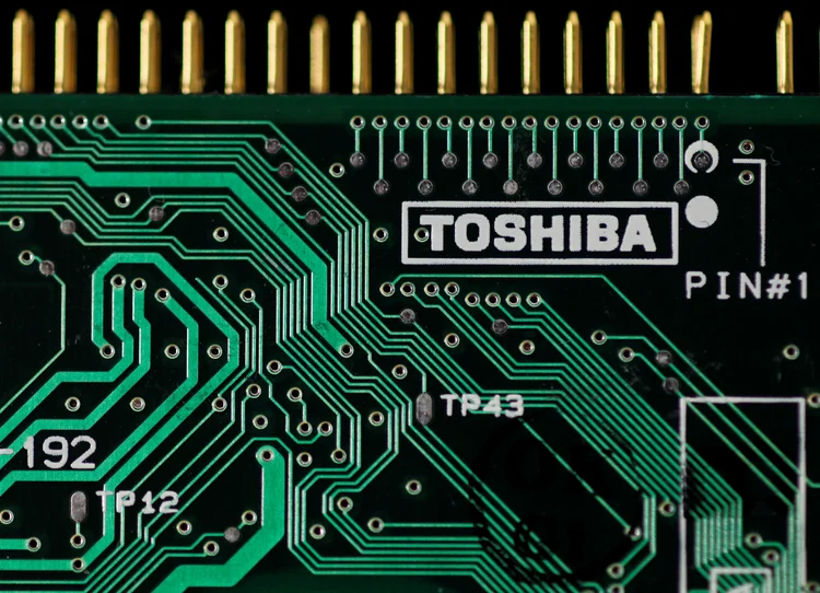 Toshiba: o conglomerado japonês precisa vender seu negócio de chips para reduzir um rombo em suas finanças (Yuriko Nakao/Reuters)