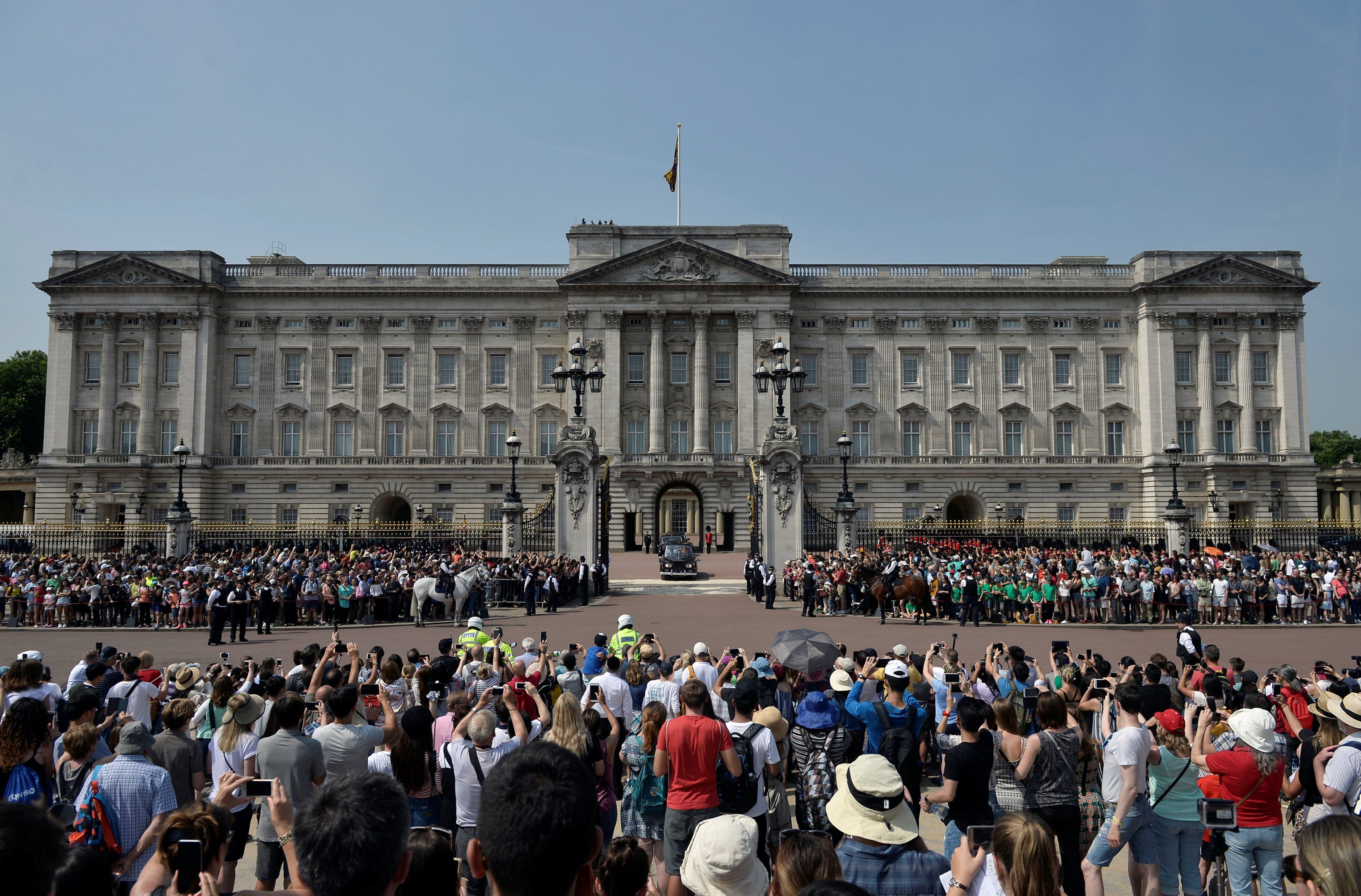 Homem é detido no Palácio de Buckingham por porte de arma de choque