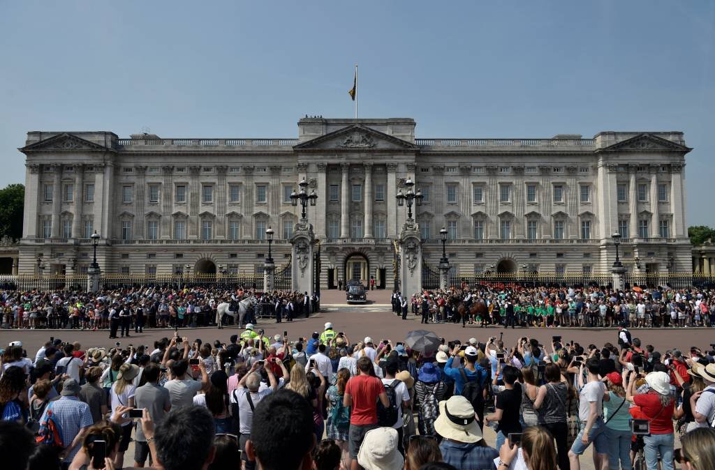 Homem é preso após tentar pular muro do Palácio de Buckingham
