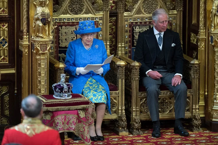 A rainha Elizabeth e o príncipe Philip no Parlamento britânico (Stefan Rousseau/Reuters)