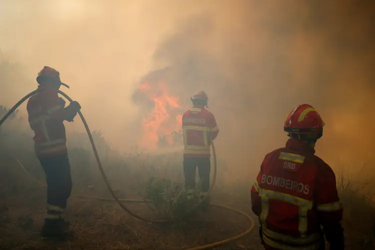 Portugal: bombeiros trabalham para apagar incêndio florestal  (Rafael Marchante/Reuters)