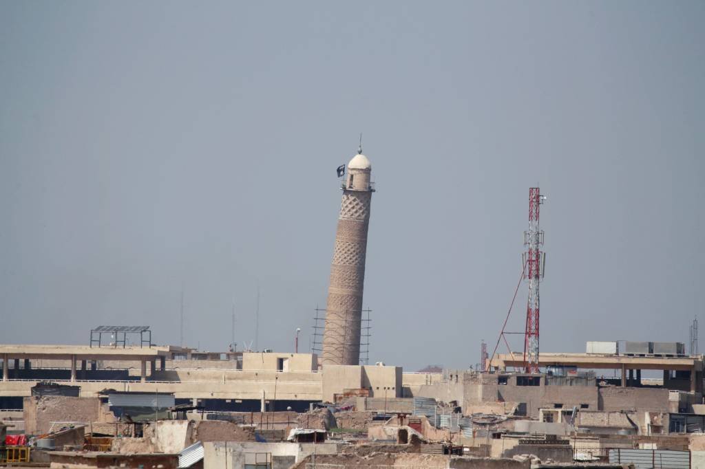 EI destrói icônica mesquita de Mossul em sua fuga da cidade