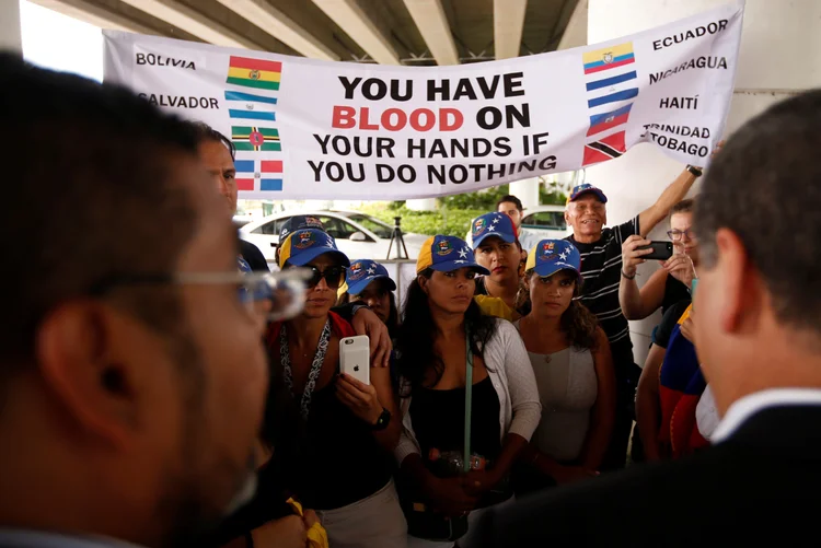 Protesto: "De que lado estão vocês, da história ou dos assassinos?!", gritou um deputado opositor (Carlos Jasso/Reuters)