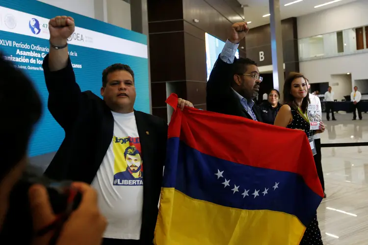 Opositores da Venezuela protestam em reunião da OEA no México, dia 21/06/2017 (Carlos Jasso/Reuters)