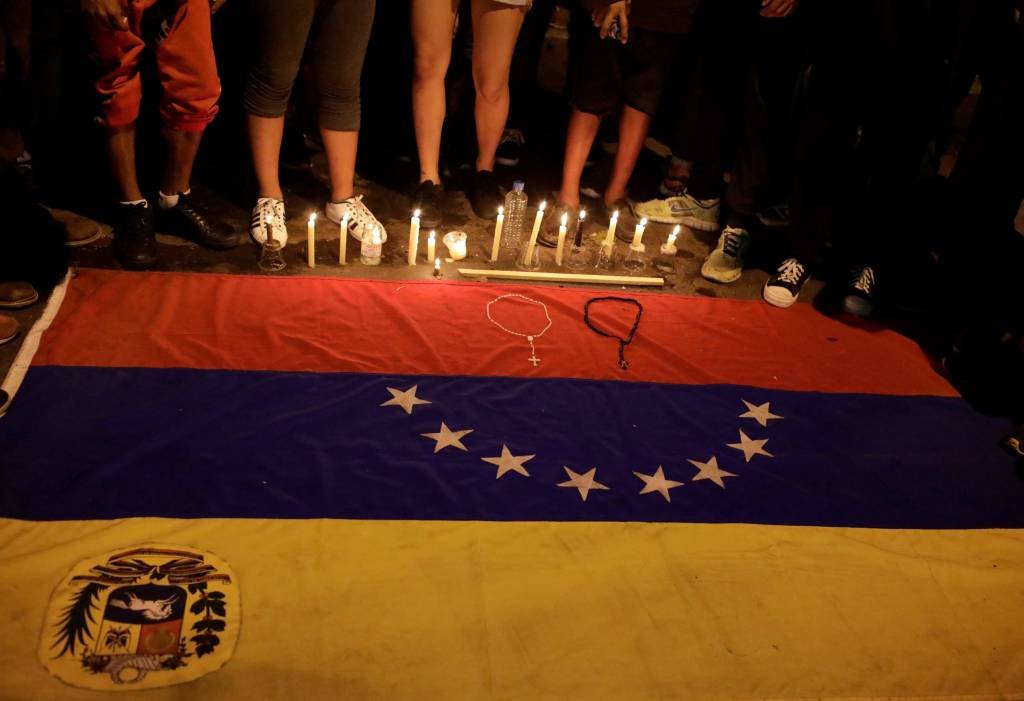 Venezuela detém 3 militares por assassinato de jovem em protesto