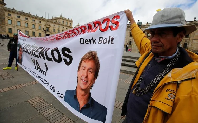 Manifestantes protestam pela libertação dos jornalistas holandeses em Bogotá, dia 21/06/2017 (Jaime Saldarriaga/Reuters)