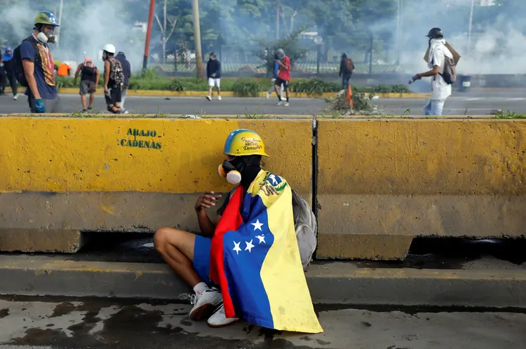 Venezuela: um grupo de manifestantes enfrentou funcionários da GNB (polícia militarizada) na estrada Francisco Fajardo (Carlos Garcia Rawlins/Reuters)