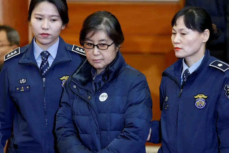 Choi Soon-sil: ela responde a 18 acusações, entre elas abuso de poder, coação e suborno (Kim Hong-Ji/Reuters)