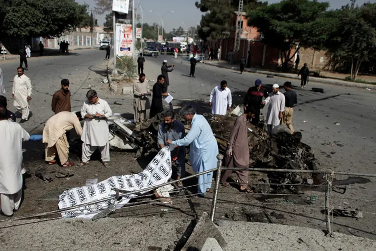 Ataque no Paquistão: ao menos 11 corpos foram levados para um hospital, junto com 19 pessoas feridas (Naseer Ahmed/Reuters)