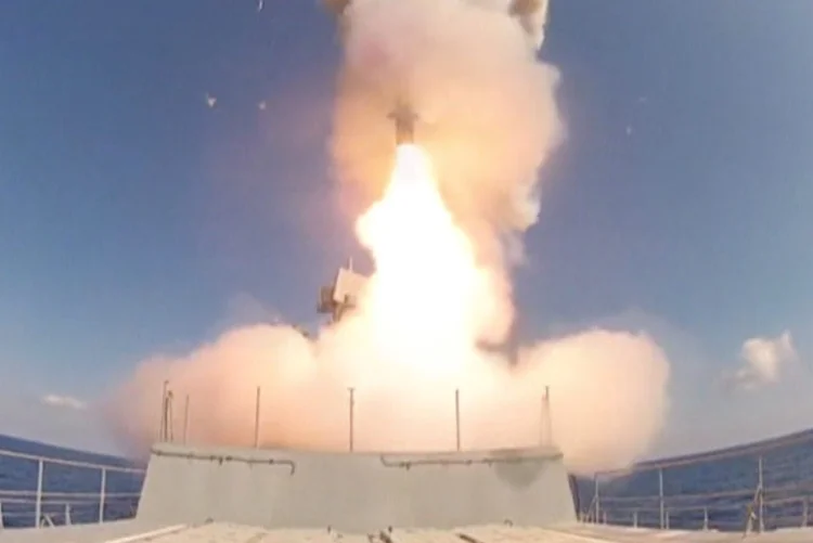 Mísseis: depois do lançamento, os aviões russos executaram bombardeios que "eliminaram os combatentes do EI que sobreviveram (Ministry of Defence of the Russian Federation/Handout/Reuters)