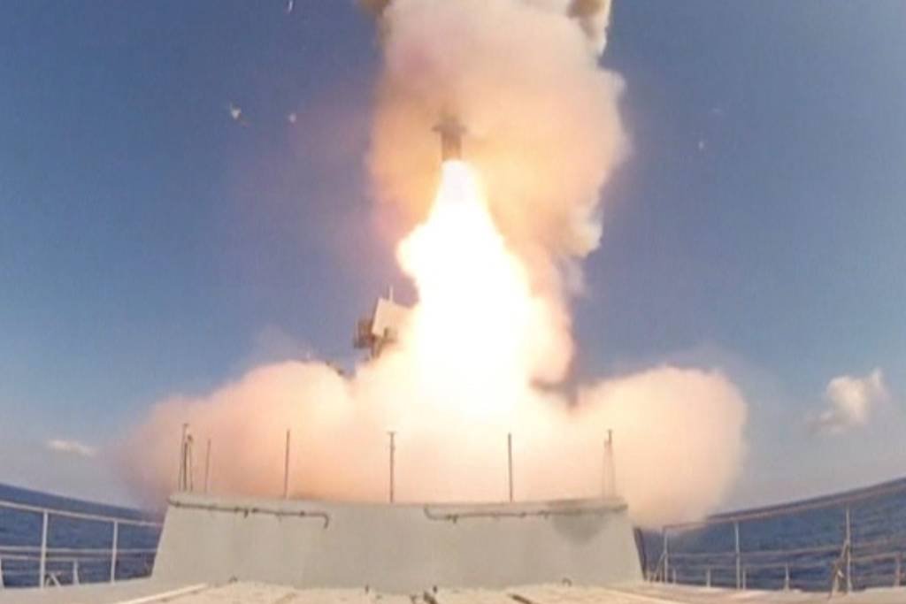 Rússia lança mísseis contra alvos do EI a partir do Mediterrâneo
