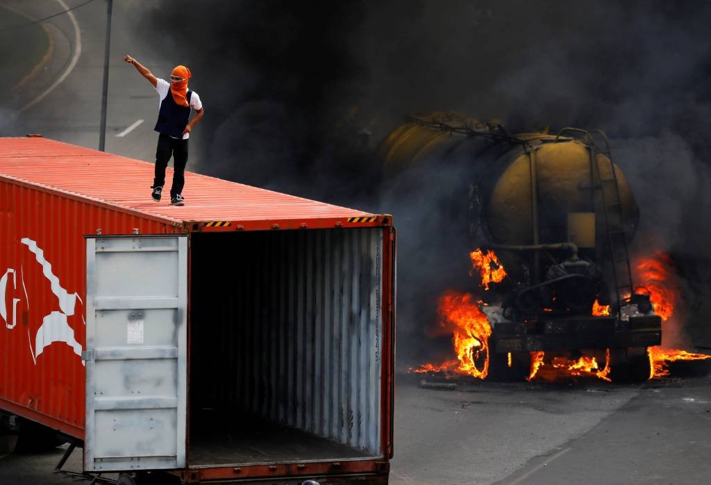 Opositores bloqueiam ruas de Caracas em repúdio a morte de jovem