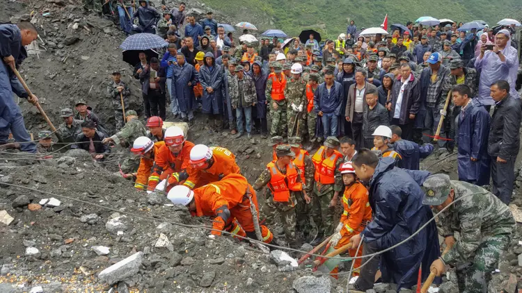 Desastre: montanha ruiu e caiu sobre dezenas de casas (China Daily via/Reuters)