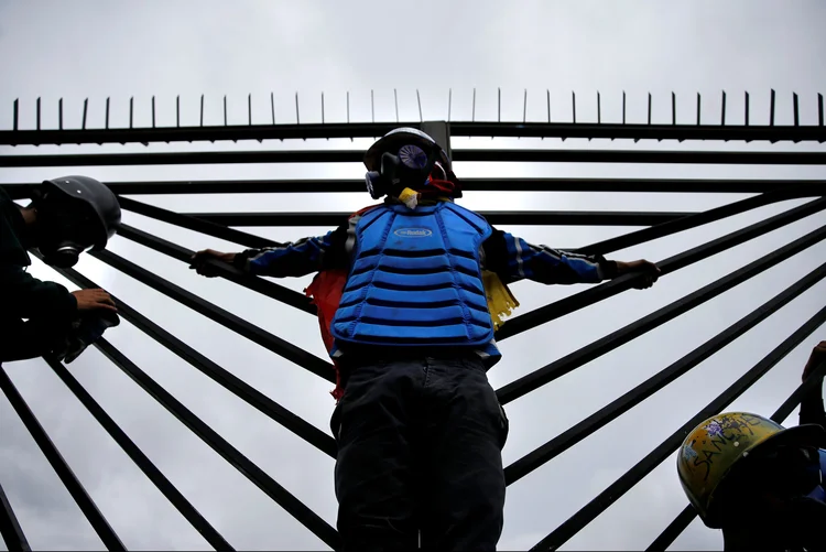 Protestos: para o governo de Maduro, eles são os principais "terroristas" de um complô golpista apoiado pelos Estados Unidos (Ivan Alvarado/Reuters)